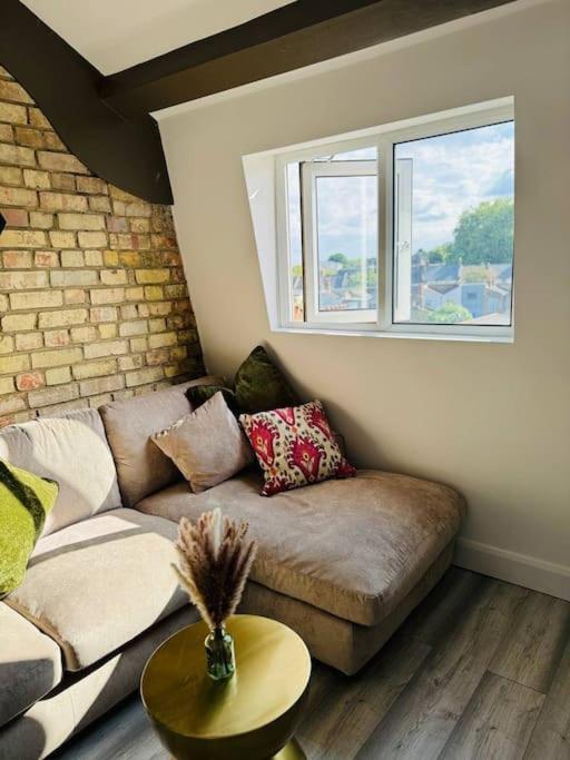 Stylish Two-Story London Retreat Apartment Exterior photo